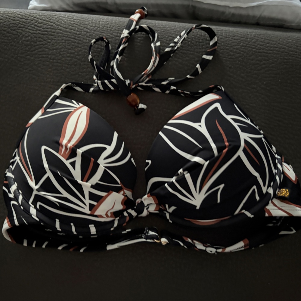 La Vie En Rose Black Floral-Print Underwire Bikini Top